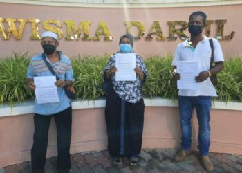 SALLEH Shaari (kiri) bersama dua lagi penduduk dari Kampung Baru, Pulau Tiga  Sungai Layar, Sungai Petani menyerahkan memorandum di Pejabat Sultan Kedah di Wisma Darul Aman, Alor Setar hari ini. - UTUSAN/ MOHD. RIFAAT ABD HAMID