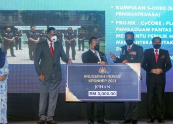 ALEXANDER Nanta Linggi (tiga kiri) menyampaikan Johan Anugerah Inovasi KPDNHEP 2021 kepada Ketua Pengarah Penguatkuasaan KPDNHEP, Azman Adam (dua kanan) pada Majlis Aspirasi Tahun Baru 2022 KPDNHEP di Putraya.-UTUSAN/FAISOL MUSTAFA