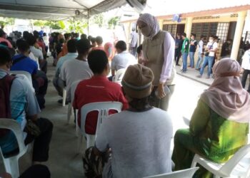 MASTURA Mohd. Yazid (berdiri) menyapa mangsa banjir yang hadir untuk menerima BWI di balai MPKK Kampung Lombong, Shah Alam, Selangor hari ini. - UTUSAN / MOHAMAD NAUFAL MOHAMAD IDRIS