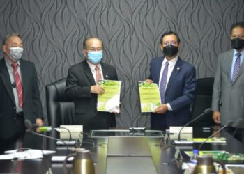 DOUGLAS Uggah (dua dari kiri) menyerahkan dokumen penyerahan tugas kepada Stephen Rundi Utom (dua dari kanan) sambil diperhati oleh Menteri Pendidikan, Inovasi dan Pembangunan Bakat Datuk Roland Sagah (kiri) dan Menteri Muda Permodenan Pertanian dan Pembangunan Wilayah Dr Abdul Rahman Ismail (kanan).