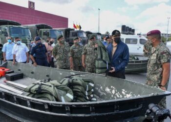 HISHAMMUDDIN Hussein (dua, dari kanan) memeriksa aset ATM di Kem Batalion 18, Rejimen Askar Melayu Diraja (RAMD) di Seberang Takir, Kuala Nerus hari ini. - PUQTRA HAIRRY ROSLI
