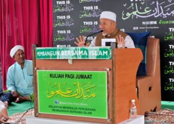 TUAN Ibrahim Tuan Man menyampaikan kuliah pagi yang merupakan acara mingguan setiap Jumaat di Medan Ilmu, Kota Bharu, Kelantan. - UTUSAN/MUSTAQIM MOHAMED