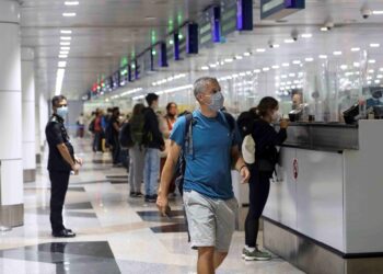 HARGA tiket menjelang Tahun Baharu Cina didapati meningkat dan mampu membebankan pengguna. – UTUSAN/FAISOL MUSTAFA