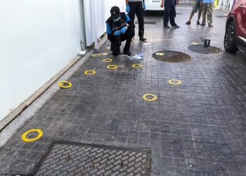 POLIS memeriksa kelongsong peluru bertaburan di lokasi kejadian. - VIRAL PRESS