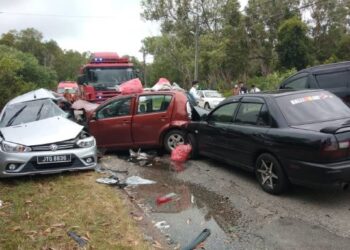 KEMALANGAN membabitkan tiga kenderaan di kilometer 36 Kampung Tanjung Batu, Jalan Pekan-Nenasi-Rompin di Pekan, Pahang. - FOTO IHSAN IPD PEKAN