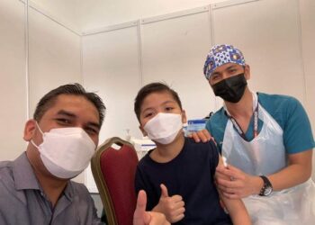 RADZI Jidin membawa anak bongsunya menerima vaksin di PPV IOI City Mall, Putrajaya.- FB RADZI