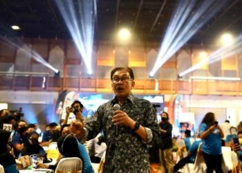 ANWAR Ibrahim dalam sesi dialog ketika menghadiri melancarkan Majlis Apresiasi Sukarelawan Selangor (SERVE) 2022 di Dewan Jubli Perak Bangunan Sultan Salahuddin Abdul Aziz Shah, di Shah Alam, Selangor, hari ini. - UTUSAN / ZULFADHLI ZAKI