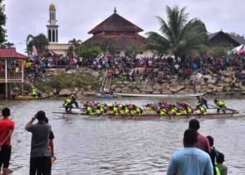 PESERTA bersaing bagi merebut gelaran Raja Sungai dalam Festival Perahu Naga 2022 di Kampung Tanjung Sabtu, Kuala Terengganu. - UTUSAN/PUQTRA HAIRRY ROSLI