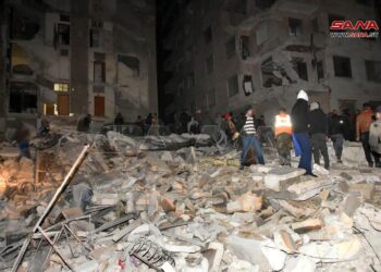 GAMBAR menunjukkan pasukan penyelamat mencari mangsa dari bangunan lapan tingkat yang ranap di Hama, Syria selepas gempa bumi berukuran 7.8 magnitud di selatan Turkiye. -AFP