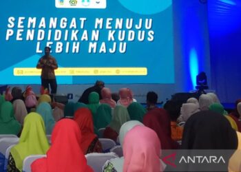 BAHARUDIN memberi taklimat kepada golongan pendidik tentang penerapan kurikulum baharu di Kudus di Jawa Tengah kelmarin.-AGENSI