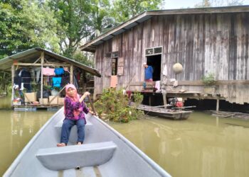 RUMAH Zubaida Awang bakal runtuh bila-bila masa jika paras air banjir terus meningkat di Kampung Tersang, Rantau Panjang, Kelantan. - UTUSAN/ROHANA ISMAIL