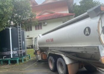 LORI tangki yang digunakan untuk bekalkan air terawat di kampus induk UMS di Kota Kinabalu