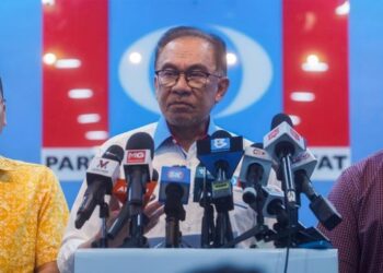 ANWAR Ibrahim dalam  sidang akhbar selepas mempengerusikan Mesyuarat Pimpinan Pusat PKR yang turut hadiri Timbalan Presiden PKR, Mohd Rafizi Ramli (kanan) dan Nik Nazmi Nik Ahmad, di Ibu Pejabat PKR, di sini hari ini.-UTUSAN/SHIDDIEQIIN ZON