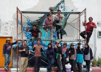 PESERTA yang menjayakan projek mural pada dinding bangunan lama di Bagan Datuk baru-baru ini.