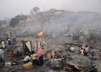 PELARIAN Rohingya mencari barangan milik mereka selepas kebakaran di kem pelarian Balukhali di Ukhia. - AFP 