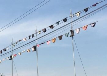 SELUAR dalam dan kasut digantung sebagai protes terhadap projek perumahan mewah. - AGENSI 