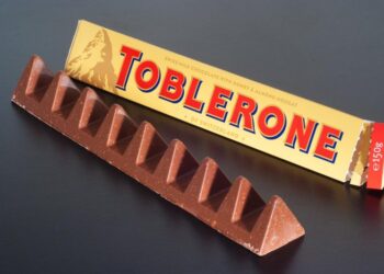 PENGELUAR Toblerone tidak akan menggunakan imej puncak gunung Matterhorn pada bungkusan produknya. -AGENSI