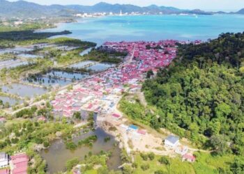 AKTIVITI penerokaan tanah untuk pembinaan rumah masih berlaku di perkampungan haram Bukit Malut, Langkawi. - UTUSAN/SHAHIR NOORDIN