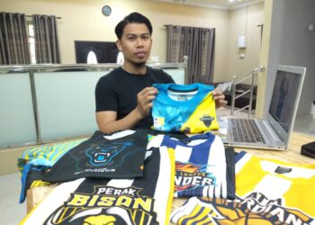 MUHAMMAD Kamal Ishak, 29, menjalankan perniagaan percetakan baju secara kecil-kecilan setelah terlibat dalam kemalangan jalan raya tiga tahun lalu.