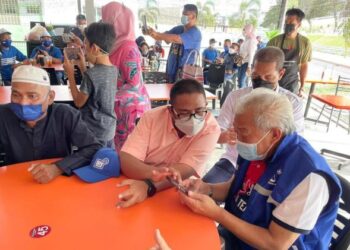 BUNG Moktar Radin (kanan) bersama calon BN DUN Tiram, Azizul Bachok (dua kanan) semasa perjumpaan di PDM kawasan DUN Tiram, pada Jumaat.