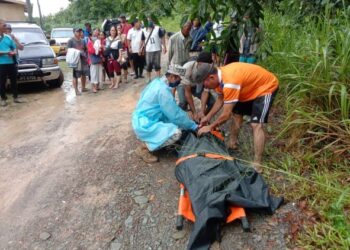 ANGGOTA Maritim membawa mangsa lemas ditemukan penduduk kampung di Kampung Parapat Laut, Kudat semalam.-IHSAN Maritim