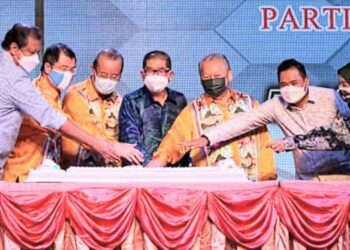 MAXIMUS Ongkili (tengah) bersama Pairin Kitingan (tiga kanan), Radin Maleh (tiga kiri) dan Yee Moh Chai (dua kiri) memotong kek sempena sambutan ulang tahun ke-37 PBS di Kota Kinabalu semalam.