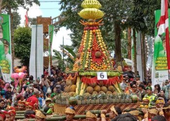 RIBUAN pelancong menyaksikan perarakan tumpeng durian pada acara Kenduren Wonosalam di Jombang, Jawa Timur.-AGENSI