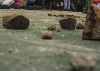 PERTARUNGAN silat di Nganjuk, Jawa Timur mengakibatkan puluhan rumah rosak dan beberapa penduduk cedera akibat dibaling batu.-AGENSI