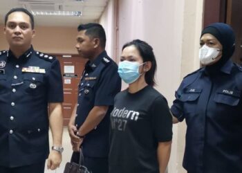 NURIMA Juli (dua dari kanan) semasa hadir di Mahkamah Majistret Tawau, Sabah, hari ini.
