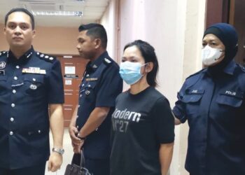 NURIMA Juli (dua dari kanan) semasa hadir di Mahkamah Majistret Tawau, Sabah semalam.