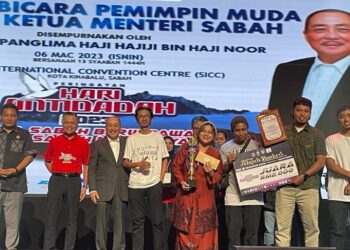 HAJIJI Noor (tiga kiri) menyampaikan hadiah kepada pemenang pertandingan Jelajah Buskers sempena sambutan Hari Antidadah 2023 peringkat negeri di Kota Kinabalu hari ini