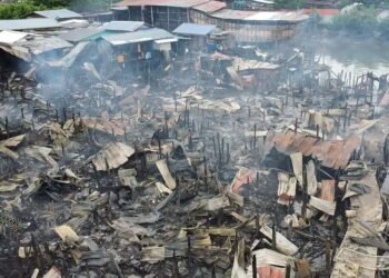 KEBAKARAN yang memusnahkan 90 rumah di perkampungan atas air di Kampung Cenderamata, Jalan Batu Sapi di Sandakan hari ini.