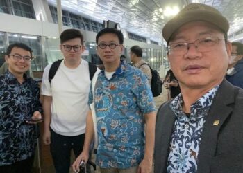 LEE Chean Chung (dari kiri), Dr. Kelvin Yii Lee Wuen; Wong Chen dan Datuk Seri Wilfred Madius Tangau terkandas di Jakarta menuju ke Kuala Lumpur akibat masalah teknikal pesawat Malaysia Airlines.