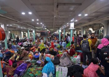 ORANG ramai menaiki feri untuk pulang ke kampung halaman selepas Bangladesh melaksanakan perintah berkurung selama tujuh hari. - AFP