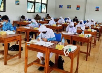 SESI persekolahan secara bersemuka yang bermula hari ini hanya dibenarkan berlangsung selama dua jam sahaja. - AGENSI