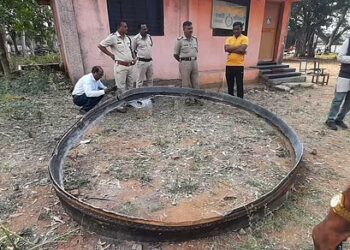 LOGAM berbentuk cakera lebih 90 kilogram (kg) ditemukan di sebuah perkampungan di Maharashtra. –TWITTER