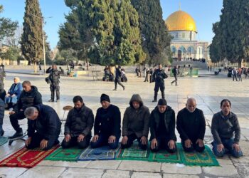 TENTERA Israel berkawal ketika penduduk Palestin bersembahyang di pekarangan Masjid al-Aqsa Baitulmaqdis semasa bulan suci Ramadan. -AFP