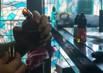 ROKOK elektronik adalah sama bahaya dengan rokok konvensional. - AFP 