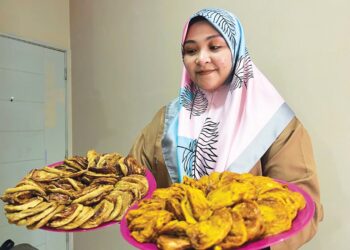 NUR Aima Nadia Arifin menunjukkan akok jagung dan akok nise yang dihasilkan di rumahnya di Projek Perumahan Rakyat (PPR) Gua Musang, Kelantan. – UTUSAN/AIMUNI TUAN LAH