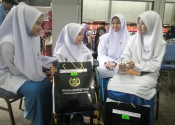 SYARIFAH Damiea Arianna Syeikh Amir Ridhuan (dua, kiri) berkongsi kegembiraan bersama kawan-kawan selepas menerima sumbangan pada Majlis Pengurniaan Sumbangan Sempena Hari Raya Aidifitri Tahun 2023 Daerah Hulu Terengganu Marang di Kuala Berang, Hulu Terengganu.