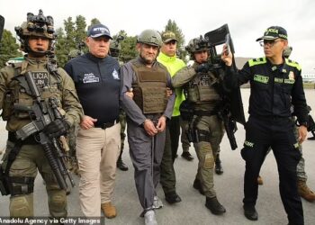 OTONIEL diiringi sekumpulan tentera dan polis ketika dibawa ke lapangan terbang untuk diekstradisi ke AS. - ANADOLU AGENCY