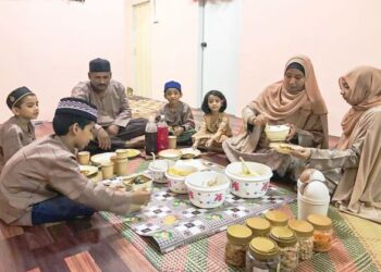 KELUARGA Azman Tamilselvan Abdullah ceria menyambut hari raya di rumah sumbangan Maik di Kampung Tanah Putih, Gua Musang, Kelantan. - UTUSAN/AIMUNI TUAN LAH