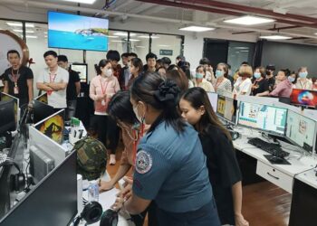 POLIS Filipina menyelamatkan mangsa pemerdagangan dalam serbuan di zon pelabuhan bebas di bandar Mabalacat di wilayah Pampanga, utara Manila.-AFP