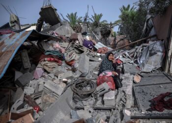 SEORANG wanita Palestin mengenang nasib di atas runtuhan bangunan yang musnah dalam serangan udara tentera Israel di Semenanjung Gaza pada 12 Mei lalu. - AFP