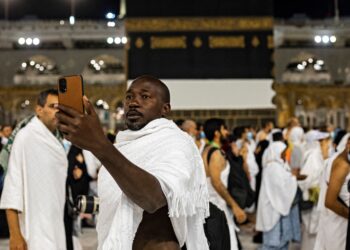 PIHAK berkuasa Indonesia meminta para jemaah supaya tidak terlalu banyak berswafoto depan Kaabah, sebaliknya tumpukan perhatian dalam ibadat. - AFP