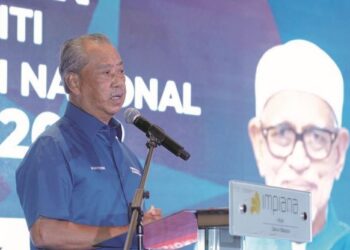 MUHYIDDIN Yassin ketika berucap pada majlis ikrar integriti calon PN dalam Pilihan Raya Negeri Johor, Mac lalu. Pemimpin Bersatu itu digesa berterus terang dalam kerjasama politik bersama Pas. - UTUSAN/FARIZ RUSADIO