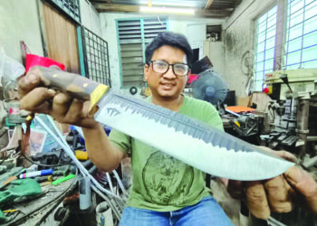 AHMAD Faizzon Mamat menunjukkan salah satu rekaan pisau yang dihasilkannya di Kampung Kasar, Pasir Mas, Kelantan. – UTUSAN/YATIMIN ABDULLAH