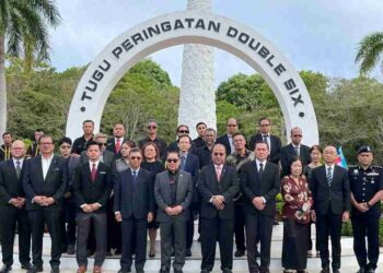 JEFFREY Kitingan (lima kiri) bersama sebahagian Menteri dan Pembantu Menteri Negeri Sabah dan ahli keluarga mangsa tragedi di tugu peringatan Double Six di Kota Kinabalu hari ini