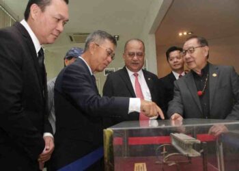 JEFFREY Kitingan (kanan) bersama Timbalan Ketua Menteri, Datuk Seri Joachim Gunsalam (dua kiri) semasa melawat Galeri Double Six sempena ulang tahun tragedi Double Six di Kota Kinabalu hari ini