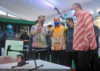 TENGKU ZAFRUL Tengku Abdul Aziz melawat pemeran sempena pelancaran Pelan Tindakan dan Laporan Kelestarian edotco 2021 di Kuala Lumpur, hari ini. - UTUSAN/MOHD. FIRDAUS MOHD. JOHARI